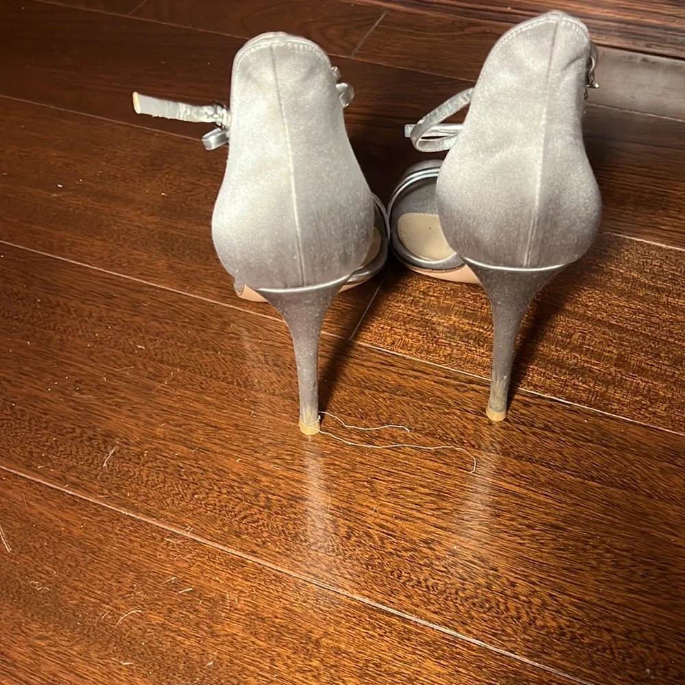 Gianvito Rossi silver T strap sandal, light wear , like new - Picture 3 of 4